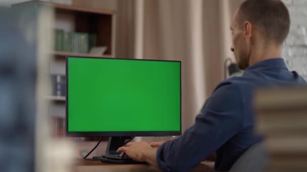 Mladý Muž Sedí Stolem Kanceláři Pracuje Stolním Počítači Green Mock — Stock video