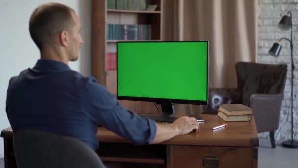 Genç Adam Ofis Masasında Oturuyor Yeşil Model Ekranlı Masaüstü Bilgisayarı — Stok video
