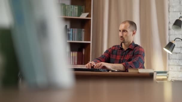 Νεαρός Που Χρησιμοποιεί Επιτραπέζιο Υπολογιστή Κάθεται Στο Γραφείο — Αρχείο Βίντεο