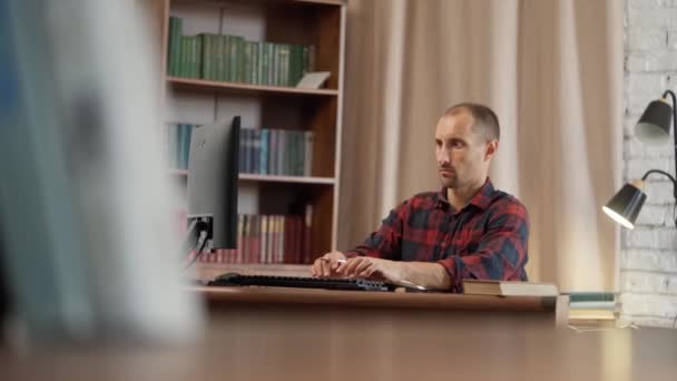 Mladý Muž Používající Stolní Počítač Sedící Kanceláři — Stock video