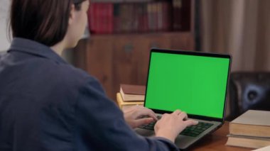  Yeşil Model Ekranlı Laptop Kullanan Genç Kız. Konforlu Oda Kütüphanesinde Bayan Öğrenci İnternetten Öğreniyor.