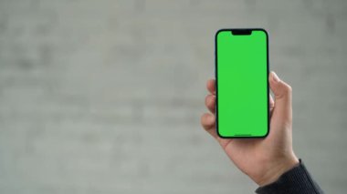 Beyaz Duvarın Arkaplanına Karşı Erkek Ellerinde Yeşil Ekran Modeli Olan Telefonu Kapat