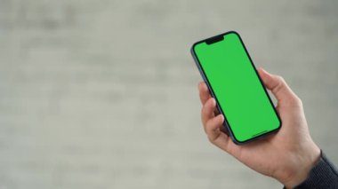 Beyaz Duvarın Arkaplanına Karşı Erkek Ellerinde Yeşil Ekran Modeli Olan Telefonu Kapat