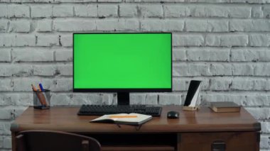 Ofisteki Masaüstünde Yeşil Ekran Model Bilgisayarı. Arkaplan - Beyaz tuğla Duvar