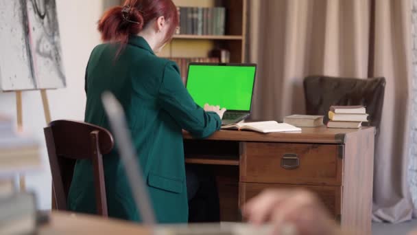 Студент Дівчини Використовує Ноутбук Зеленим Макетним Екраном Вивчення Затишній Кімнаті — стокове відео