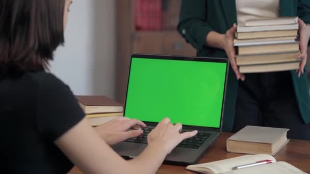 Dwie Młode Studentki Rozmawiające Przy Stoliku Zielonym Ekranem Laptopie Dziewczyna — Wideo stockowe