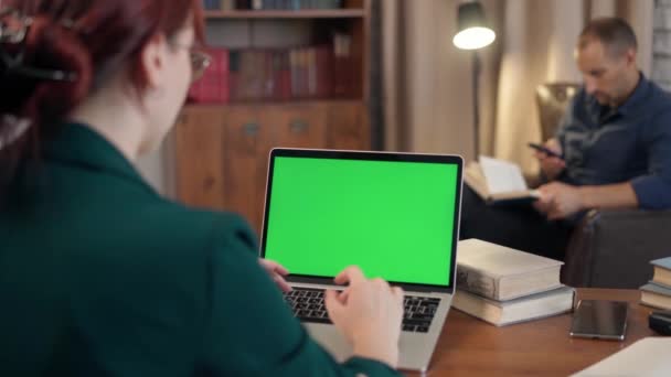 Молода Дівчина Використовує Ноутбук Зеленим Макетним Екраном Студенти Навчаються Затишній — стокове відео