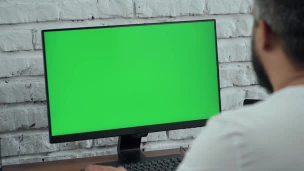 Uomo Barbuto Mezza Età Che Lavora Computer Desktop Con Schermo — Video Stock