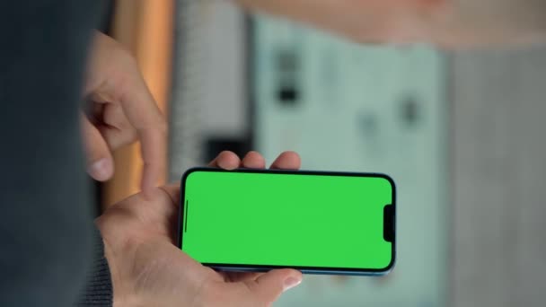 Close Telefone Com Tela Verde Mock Mãos Masculinas Homem Usa — Vídeo de Stock