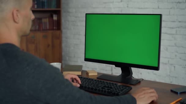 Homme Tapant Sur Clavier Regardant Écran Vert Computer Chrome Clé — Video