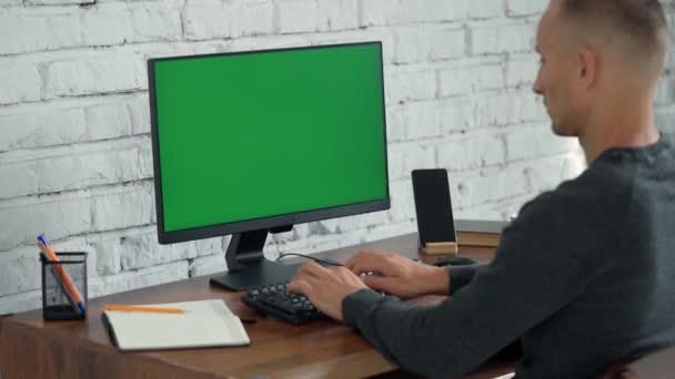 Homem Digitando Teclado Olhando Para Tela Verde Computer Chrome Chave — Vídeo de Stock