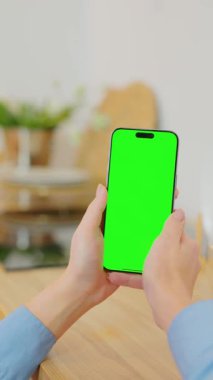 Dikey Ekran: Akıllı Telefonun Kapanışı ile Yeşil Ekran Kadın Ellerinde Görüntü. Evde Telefon Kullanan Kadın