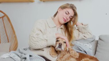 Hayalperest Genç Kadın Evcil Köpeğini Evcil Köpeği Koltukta Oturuyor. İngiliz Cocker Spaniel ve Kadın Oturma Odasında Rahatlayın ve Dinlenin