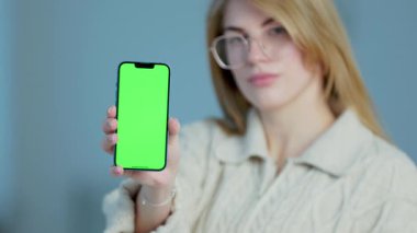 Kapalı Kapılar 'daki Genç Kadının Ellerinde Yeşil Model Ekranı olan Akıllı Telefon. Ellerinde Telefonu Olan Kızın Portresi
