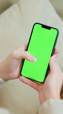 Kadın Ellerinde Yeşil Model Ekranlı Cep Telefonu Yaklaş