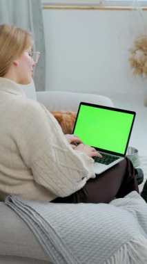 Evcil Köpeği İngiliz Cocker Spaniel ile evde otururken Yeşil Ekran Laptop kullanan Genç Kadın. Laptop 'u Yeşil Model Ekranı ile kapat