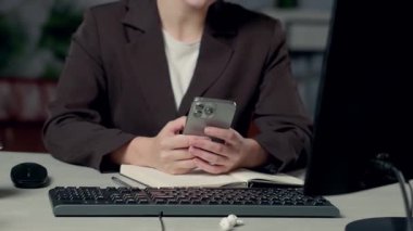 Bilgisayarda Çalışan ve Cep Telefonu Kullanan Genç Kadın
