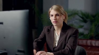 Ofiste çalışan iş kadını. Masaüstü bilgisayarında. İnternetteki İnternet ve Araştırma İşletmelerini İzleyen Kadın