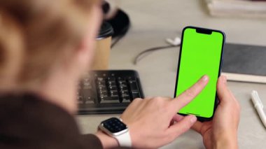 Ofisteki Bilgisayarlı Kadın Ellerinde Yeşil Model Ekranı ile Telefonun Kapanışı