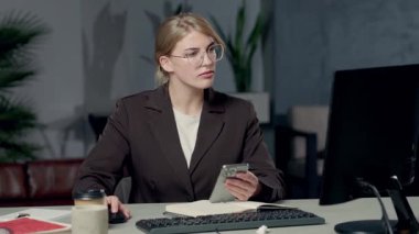 Bilgisayarda Çalışan ve Cep Telefonu Kullanan Genç Kadın