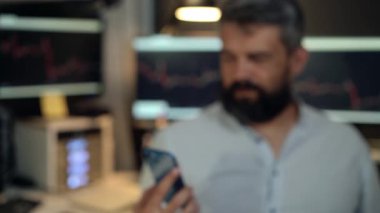Sakallı Adam Yeşil Ekran Modeli ile Telefonu Gösteriyor. Tüccar ya da İşadamı Ofiste Akıllı Telefon Kullanıyor