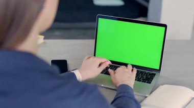 Modern Oda Ofisinde Yeşil Ekran Laptopuyla Çalışan Kadın. Chroma Anahtarı Bilgisayarı Göster
