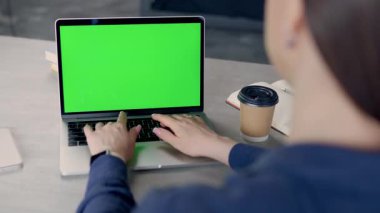 Modern Oda Ofisinde Yeşil Ekran Laptopuyla Çalışan Kadın. Chroma Anahtarı Bilgisayarı Göster