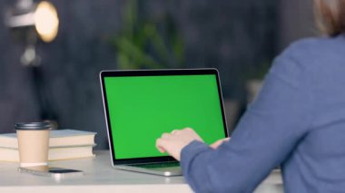 Modern Oda Ofisinde Yeşil Ekran Laptopuyla Çalışan Kadın. Chroma Anahtarı Bilgisayarı Göster