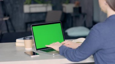 Modern Oda Ofisinde Yeşil Ekran Laptopuyla Çalışan Kadın. Chroma Anahtarı Bilgisayarı Göster