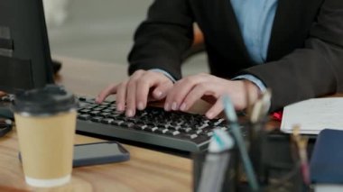kadın el bilgisayarı klavyede yazarak yakın çekim