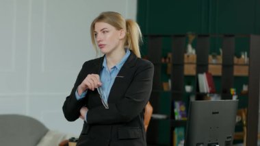 Modern İçişleri Bakanlığı 'nda İş Giyinen Genç Kadın Portresi. Kız gözlerini kameraya çevirir.