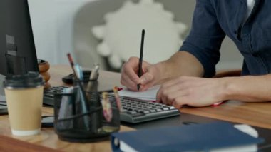 Not Defterine Kalemle Yazan Erkek Ellerinin Kapanışı