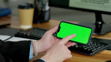 Gözlüklü Genç Kadın, Ofiste Yeşil Ekran Modeli Olan Cep Telefonu Kullanıyor. Akıllı Telefon Ellerde Kapat