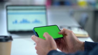 Masaüstü Arkaplanı Erkeklerin Ellerinde Yeşil Model Ekranlı Cep Telefonunun Yakın Çekimi. Adam kahve içiyor ve akıllı telefon kullanıyor.