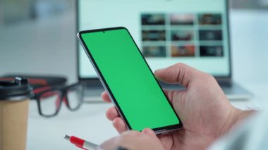 Masaüstü Arkaplanı Erkeklerin Ellerinde Yeşil Model Ekranlı Cep Telefonunun Yakın Çekimi. Akıllı Telefon Kullanan Adam, İnternet Taraması, Sosyal Ağ, Mali Raporlar