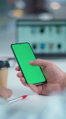 Masaüstü Arkaplanı Erkeklerin Ellerinde Yeşil Model Ekranlı Cep Telefonunun Yakın Çekimi. Akıllı Telefon Kullanan Adam, İnternet Taraması, Sosyal Ağ, Mali Raporlar