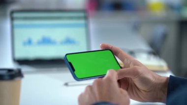 Masaüstü Arkaplanı Erkeklerin Ellerinde Yeşil Model Ekranlı Cep Telefonunun Yakın Çekimi. Akıllı Telefon Kullanan Adam, İnternet Taraması, Sosyal Ağ, Mali Raporlar