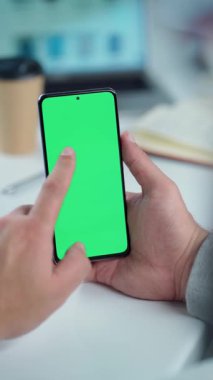 Masaüstü Arkaplanı Erkeklerin Ellerinde Yeşil Model Ekranlı Cep Telefonunun Yakın Çekimi. Akıllı Telefon Kullanan Adam, İnternet Taraması, Sosyal Ağ, Mali Raporlar