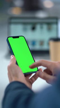 Masaüstü Arkaplanı Erkeklerin Ellerinde Yeşil Model Ekranlı Cep Telefonunun Yakın Çekimi. Akıllı Telefon Kullanan Adam, İnternet Taraması, Sosyal Ağ, Mali Raporlar