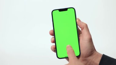Cep Telefonu 'nun Kapanışı ve Beyaz Arkaplanda Yeşil Model Ekranı. Çırpınan adam, kaydıran jestler. İnternet Sosyal Ağ Tarama Haberleri, Mali Raporlar