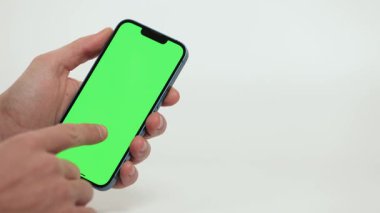 Cep Telefonu 'nun Kapanışı ve Beyaz Arkaplanda Yeşil Model Ekranı. Çırpınan adam, kaydıran jestler. İnternet Sosyal Ağ Tarama Haberleri, Mali Raporlar