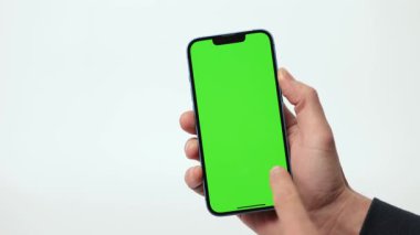 Cep Telefonu 'nun Kapanışı ve Beyaz Arkaplanda Yeşil Model Ekranı. Çırpınan adam, kaydıran jestler. İnternet Sosyal Ağ Tarama Haberleri, Mali Raporlar