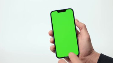 Cep Telefonu 'nun Kapanışı ve Beyaz Arkaplanda Yeşil Model Ekranı. Çırpınan adam, kaydıran jestler. İnternet Sosyal Ağ Tarama Haberleri, Mali Raporlar