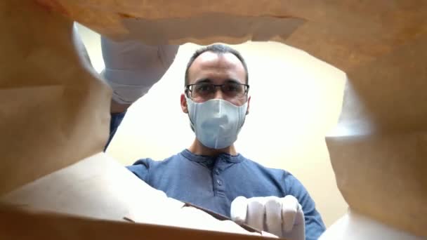 Vue Intérieur Sac Papier Homme Avec Masque Facial Gants Sortant — Video
