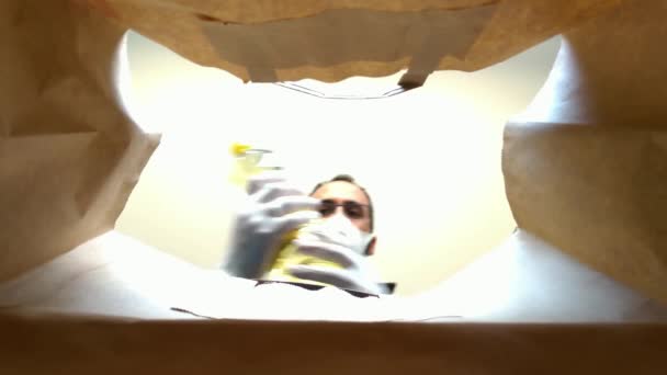 Blick Aus Dem Inneren Einer Papiertüte Eines Militärmannes Mit Maske — Stockvideo