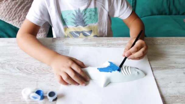 Malowanie Dzieci Pędzlem Niebieskim Temperamentem — Wideo stockowe