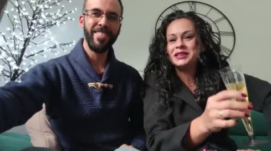Bir çift video görüşmesi yapıyor ve Noel 'de şampanyayla kadeh kaldırıyor.
