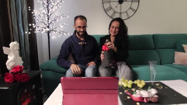 圣诞节的时候 情侣们一起打电话 用香槟敬酒 — 图库视频影像