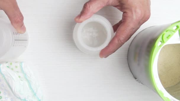 Αγνώριστος Άνθρωπος Προετοιμασία Μωρό Μπουκάλι Γάλα Σκόνη — Αρχείο Βίντεο
