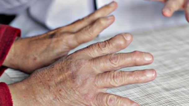 Médico Explorando Mãos Osteoartríticas Homem Idoso Hospital — Vídeo de Stock